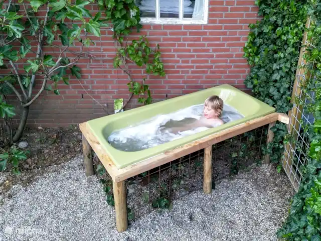 In dit vintage buitenligbad kan je het hele jaar bijkomen onder de sterren.